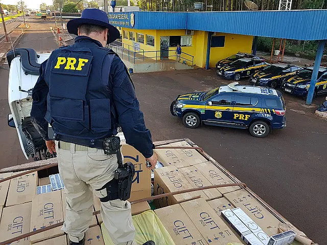 PRF apreende 450 mil maços de cigarros e recupera carreta roubada
