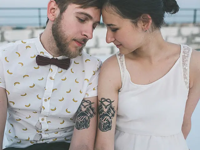 Casais trocam a tradicional aliança por tatuagem de amor