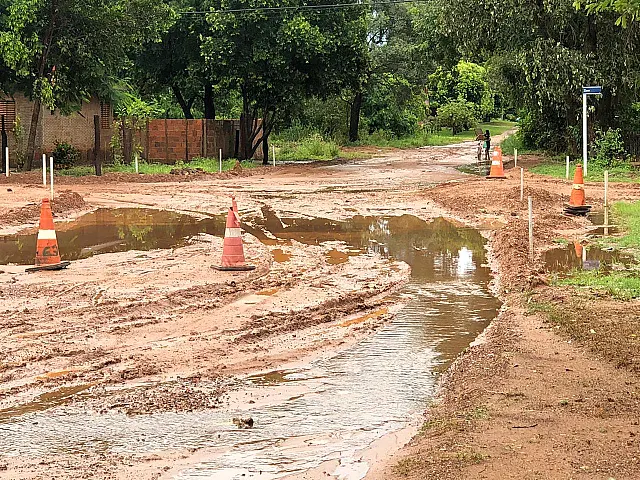 Moradores reclamam de ruas intransitáveis e 'rios de lama' em Anastácio