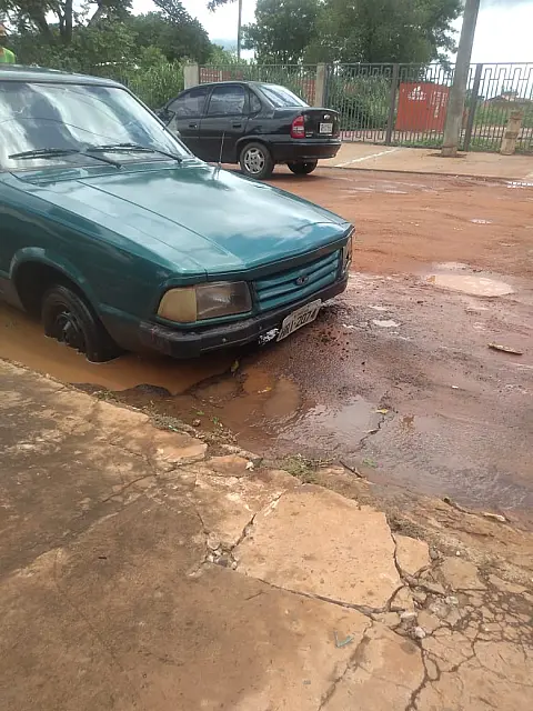 Prejuízo: Carro é danificado após 'cair de frente' em buraco em Anastácio