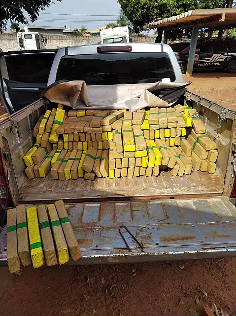 Polícia apreende carga de maconha em caminhonete abandonada