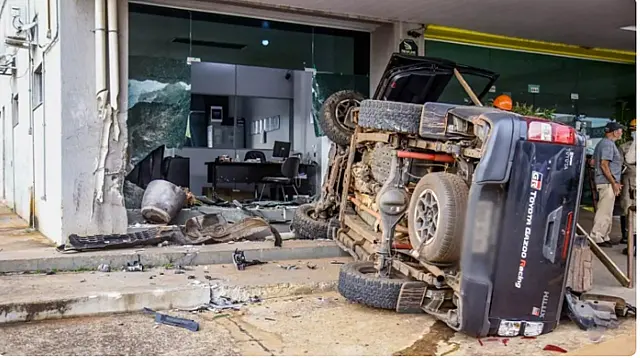 Hilux destrói posto de combustível