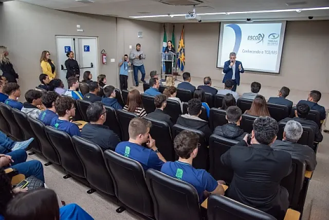 Visita ao TCE-MS aproxima jovens da cidadania