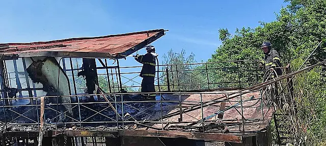 Embarcação pega fogo em Corumbá