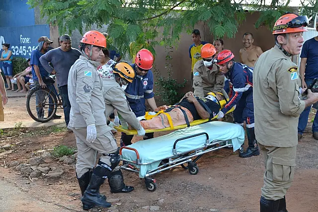 Acidente entre caminhonete e moto deixa dois homens feridos em Anastácio
