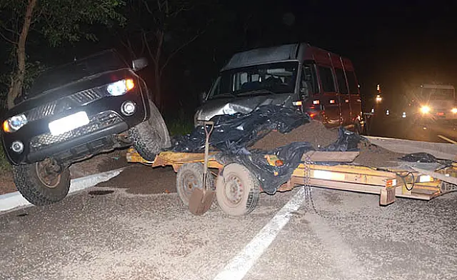 Van com oito pessoas bate em carretinha de caminhonete na BR-262