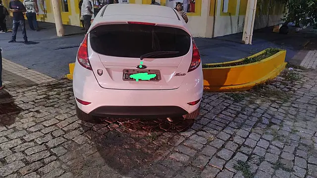 Colisão entre carro e moto deixa jovem ferida em Corumbá