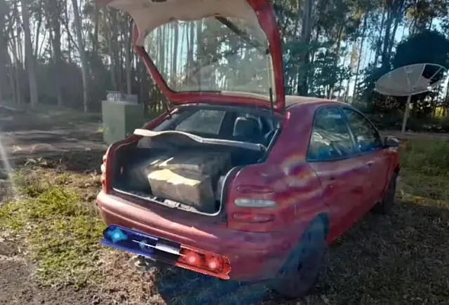 Veículo é apreendido transportando mais de 100 kg de maconha