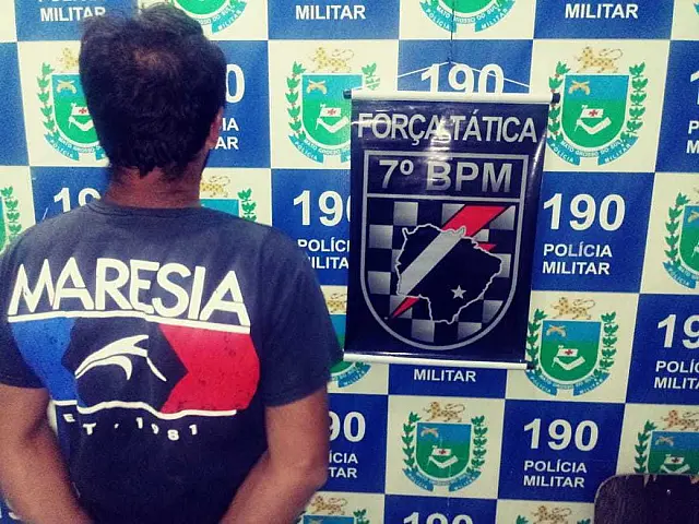 Homem é preso depois de bater na mulher e ameaçar matá-la com espingarda