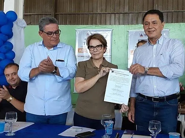 Na 1ª visita ao Estado, ministra entrega veículo e lança obra no interior