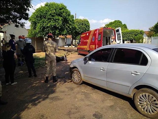 Motociclista adolescente sofre ferimentos em colisão com carro no bairro Guanandi