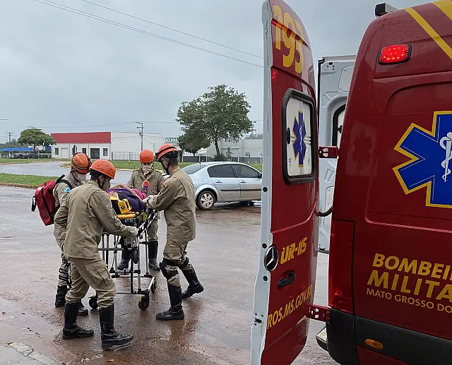 Mulher fica ferida em capotamento de veículo em Miranda