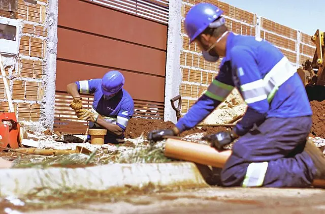Projeto de saneamento básico pioneiro completa 1 ano no MS