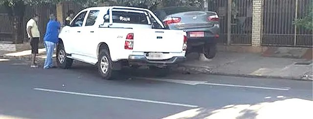 Siena fica com a traseira suspensa ao ser atingido por caminhonete na Rua dos Ferroviários