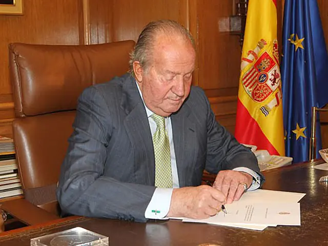 Rei Juan Carlos da Espanha abdica em favor de seu filho