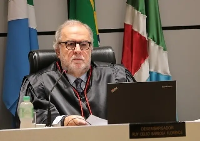 Liminar suspende efeitos do decreto de 8 horas para servidores estaduais