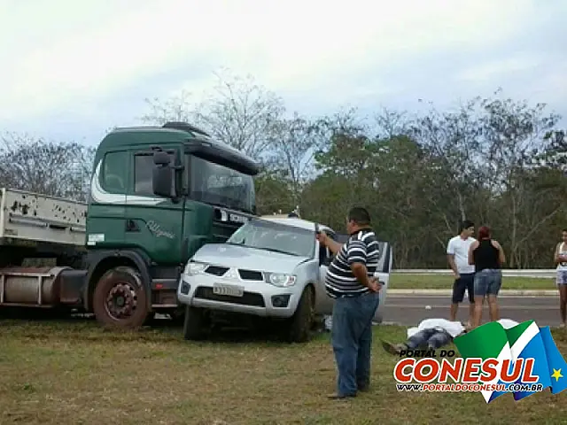 Colisão entre carreta e caminhonete deixa três mortos na BR-262