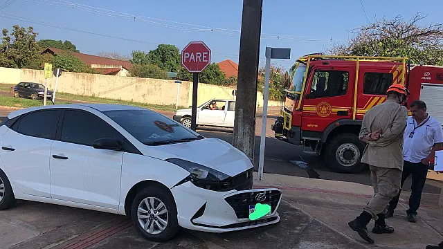 Com suspeita de mal súbito idosa bate carro em poste em Anastácio
