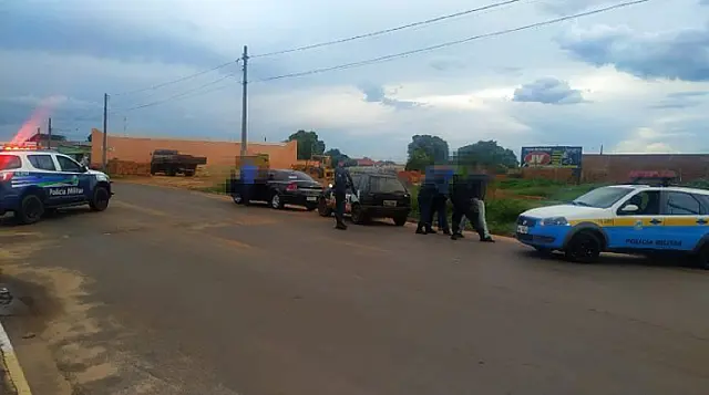 Homem leva facada e corre com objeto cravado na nuca