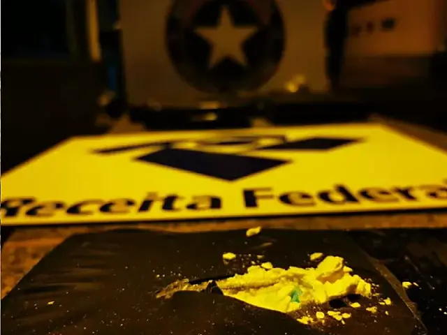 Jovem é presa ao tentar entrar em táxi com oito quilos de cocaína