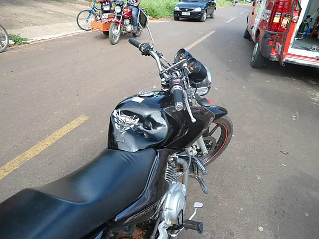 Jovem fica ferido em acidente entre duas motos