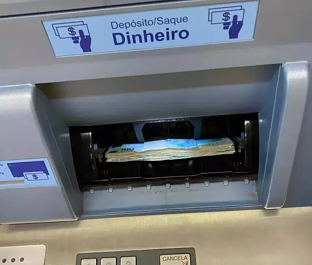 Arquiteta acha R$ 4,9 mil em caixa eletrônico e não descansa até devolver à dona