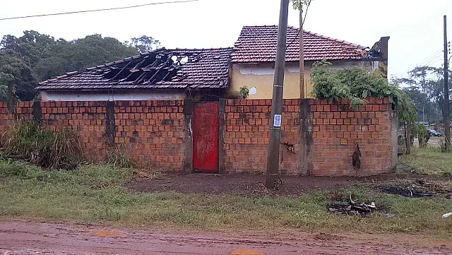 Homem supostamente envolvido em homicídio tem casa incendiada em Aquidauana
