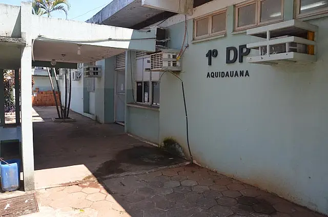 Homem invade a casa da ex-companheira e tenta matá-la com uma faca