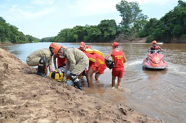 Bombeiros resgatam pescador embriagado que caiu no rio Aquidauana em Anastácio