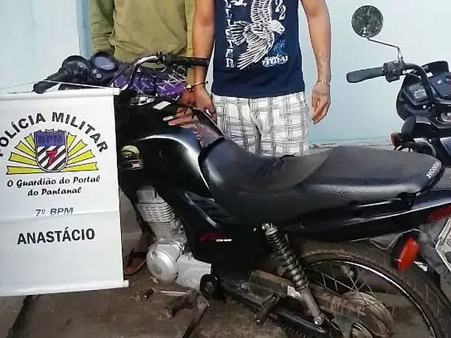 PM de Anastácio prende dupla que pretendia fazer desmonte de moto furtada