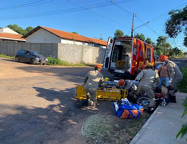Acidente entre carro e moto deixa mulher ferida em Aquidauana