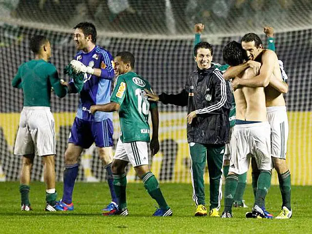Grêmio sai na frente, mas Valdívia leva o Verdão à final