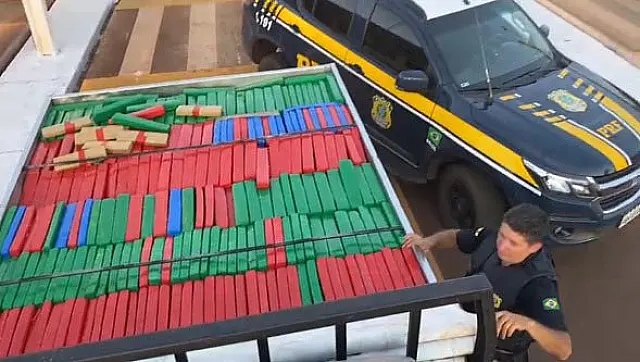 Vídeo: PRF intercepta carga com 3,5 toneladas de maconha em Guia Lopes da Laguna