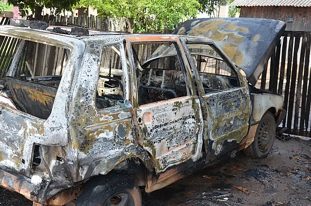 Após desavenças com o companheiro, mulher tem carro incendiado
