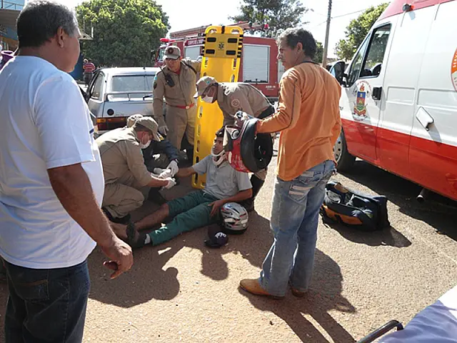 Motociclista fica ferido após colisão com carro