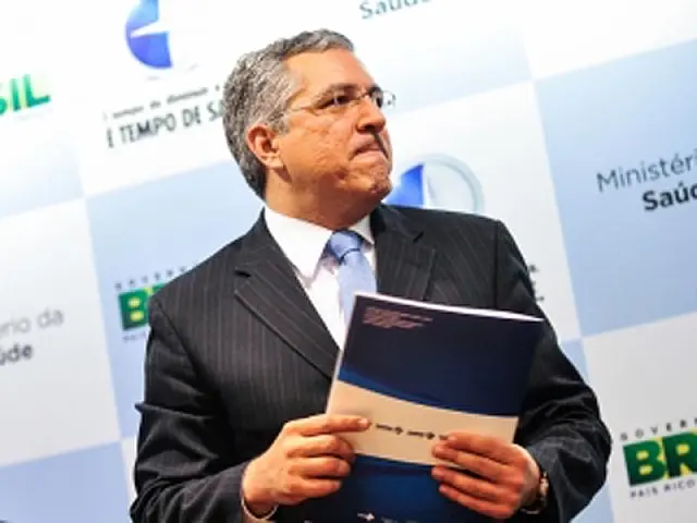 Padilha diz que governo analisa texto do Ato Médico