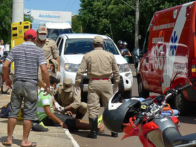 Jovem de 19 anos fica ferido em acidente entre carro e moto