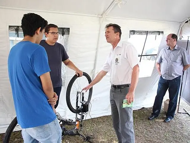 Estudantes do IFMS criam carregador de celular para bicicletas