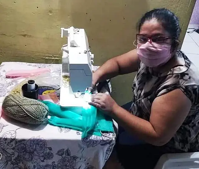 Associação de moradores está confeccionando máscaras de proteção respiratória