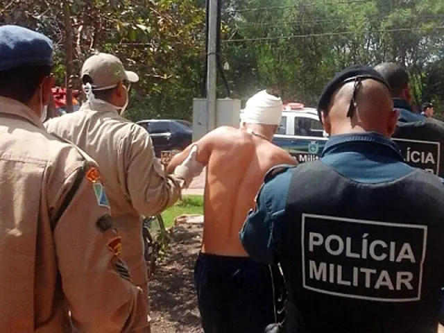 Ladrão tenta roubar mulher usando falsa pistola e é espancado por populares