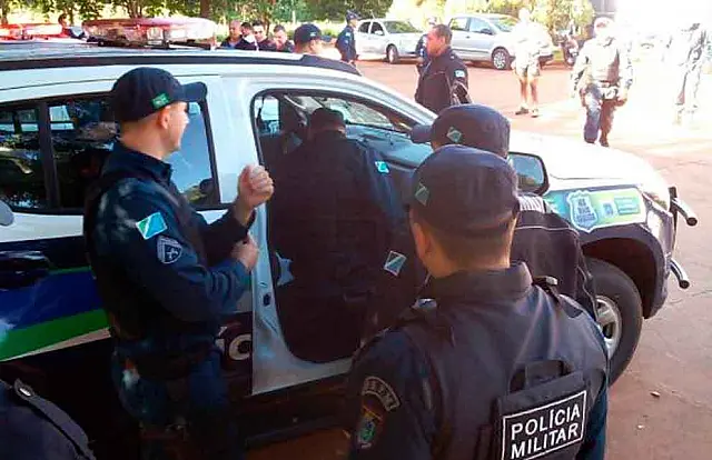 Após bebedeira, homem cospe no rosto do pai, causa tumulto em residência e é levado pela PM