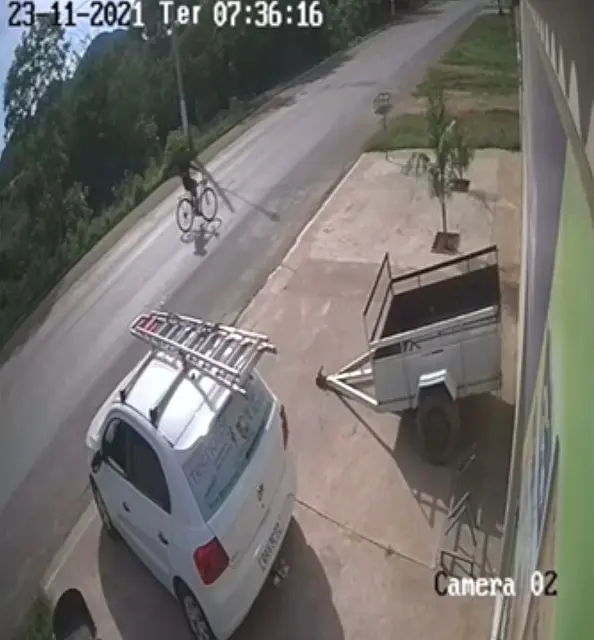 Ciclista de 12 anos é arremessada por carro