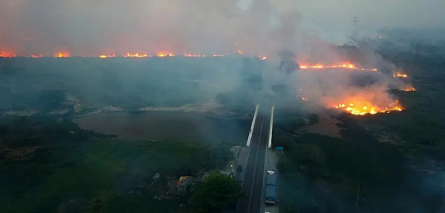 Desde domingo, bombeiros combatem o fogo na região de Miranda e Corumbá
