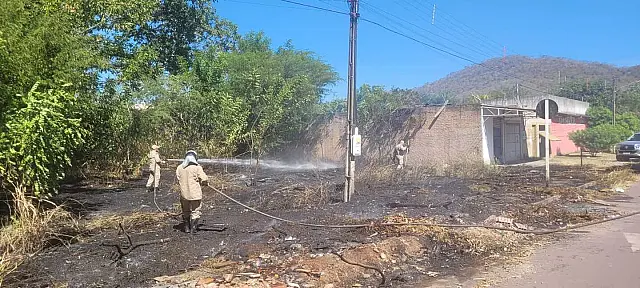 Incêndio em terreno baldio em Corumbá é controlado pelos bombeiros