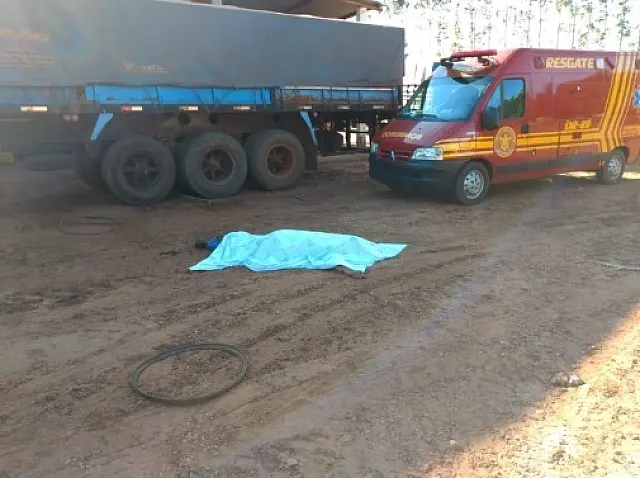 Caminhoneiro morre após ser atingido por aro durante calibragem de pneu
