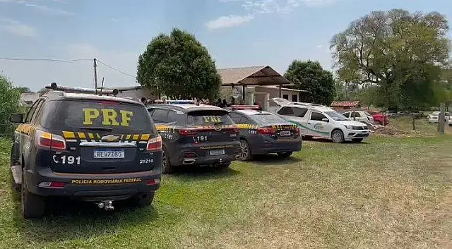 Cortejo com várias viaturas marcam despedida do PRF encontrado morto