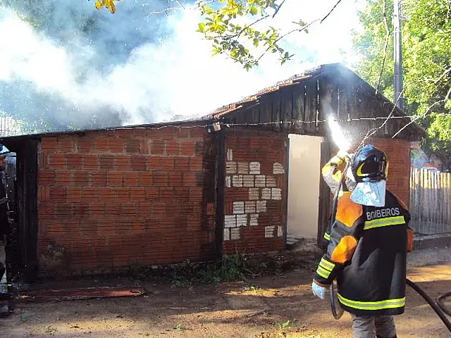 Anastácio: bombeiros combatem incêndio em residência