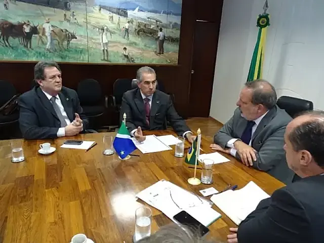 Reinaldo pede agilidade para implantar indústria e em licitação de ferrovia
