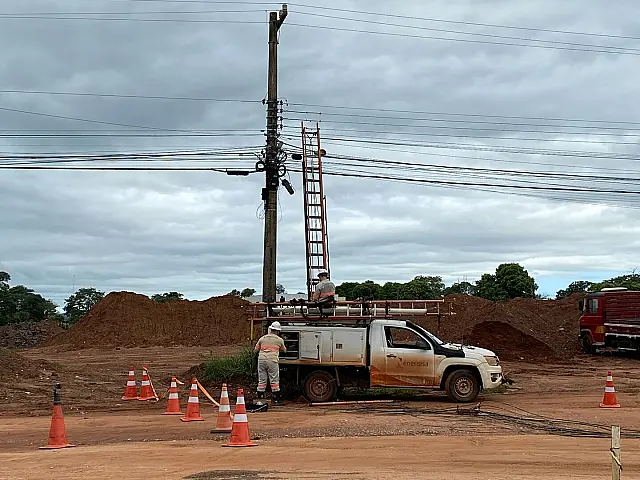 Caminhão arrebenta fios e derruba poste em Anastácio