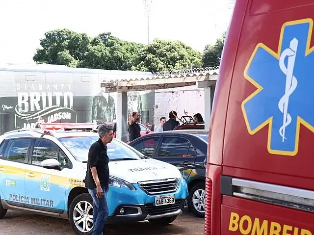 Homem morre prensado por ônibus de dupla sertaneja